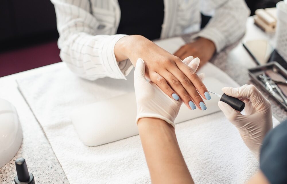 Manicure hybrydowy – sposób na trwałe i zadbane paznokcie
