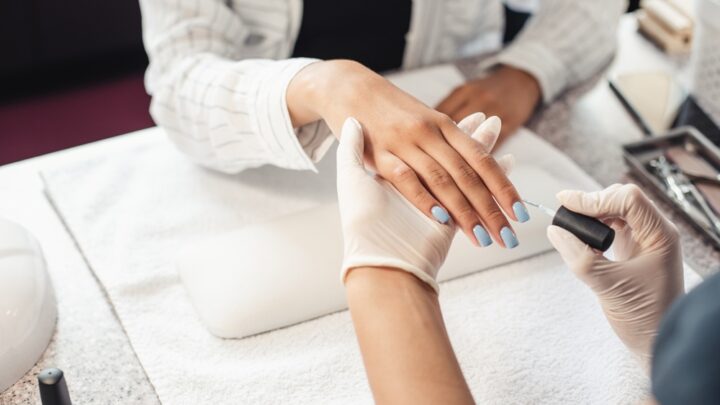 Manicure hybrydowy – sposób na trwałe i zadbane paznokcie
